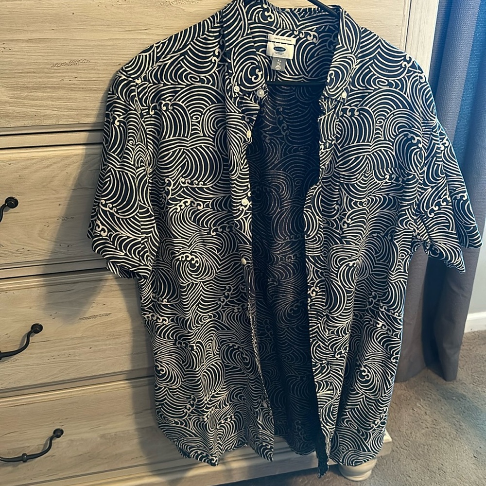Men’s patterned button down shirt